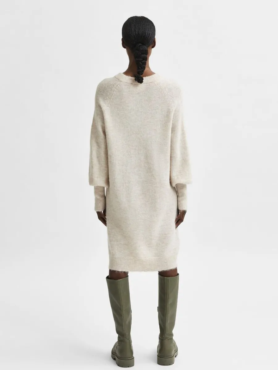lnga_rmar_stickad_klnning_4.webp SELECTED LÅNGA ÄRMAR STICKAD KLÄNNING Beige Best Sale