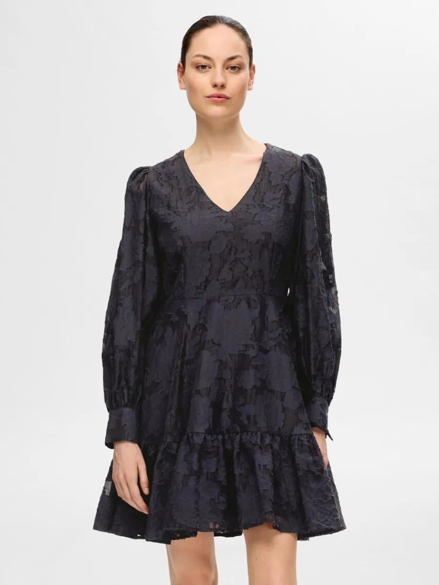 lngrmad_blommig_kort_klnn_0-1.webp SELECTED LÅNGÄRMAD BLOMMIG KORT KLÄNNING Blue Best Sale
