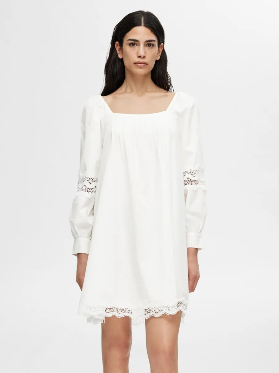 lngrmad_spets_kort_klnnin_0.webp SELECTED LÅNGÄRMAD SPETS KORT KLÄNNING White Online