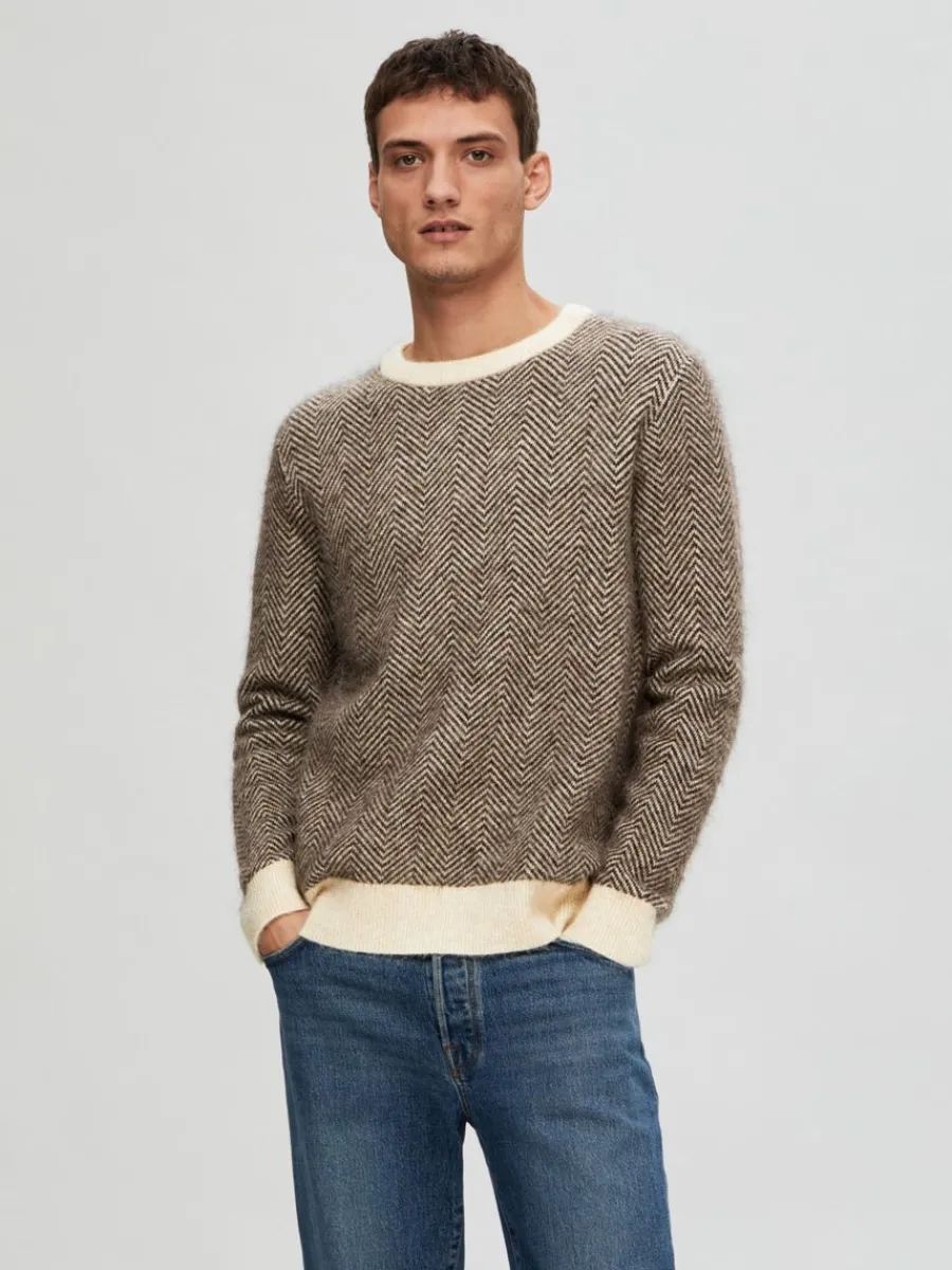 lngrmad_stickad_trja_0-30.webp SELECTED LÅNGÄRMAD STICKAD TRÖJA Brown Store
