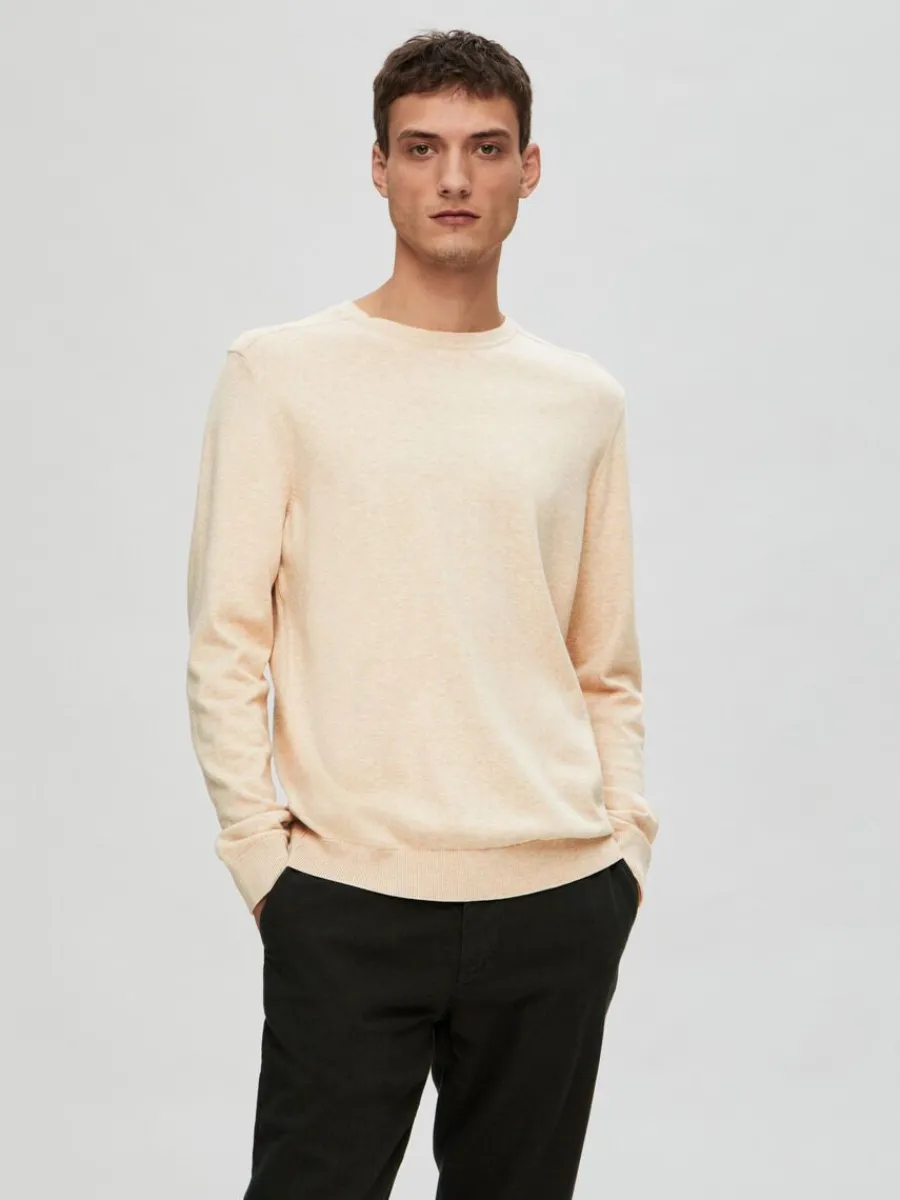 lngrmad_stickad_trja_0-31.webp SELECTED LÅNGÄRMAD STICKAD TRÖJA Beige Shop