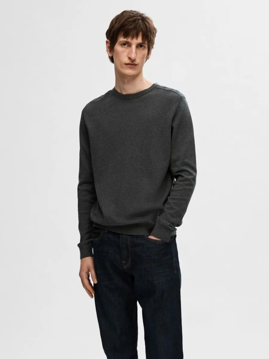 lngrmad_stickad_trja_0-33.webp SELECTED LÅNGÄRMAD STICKAD TRÖJA Grey Shop
