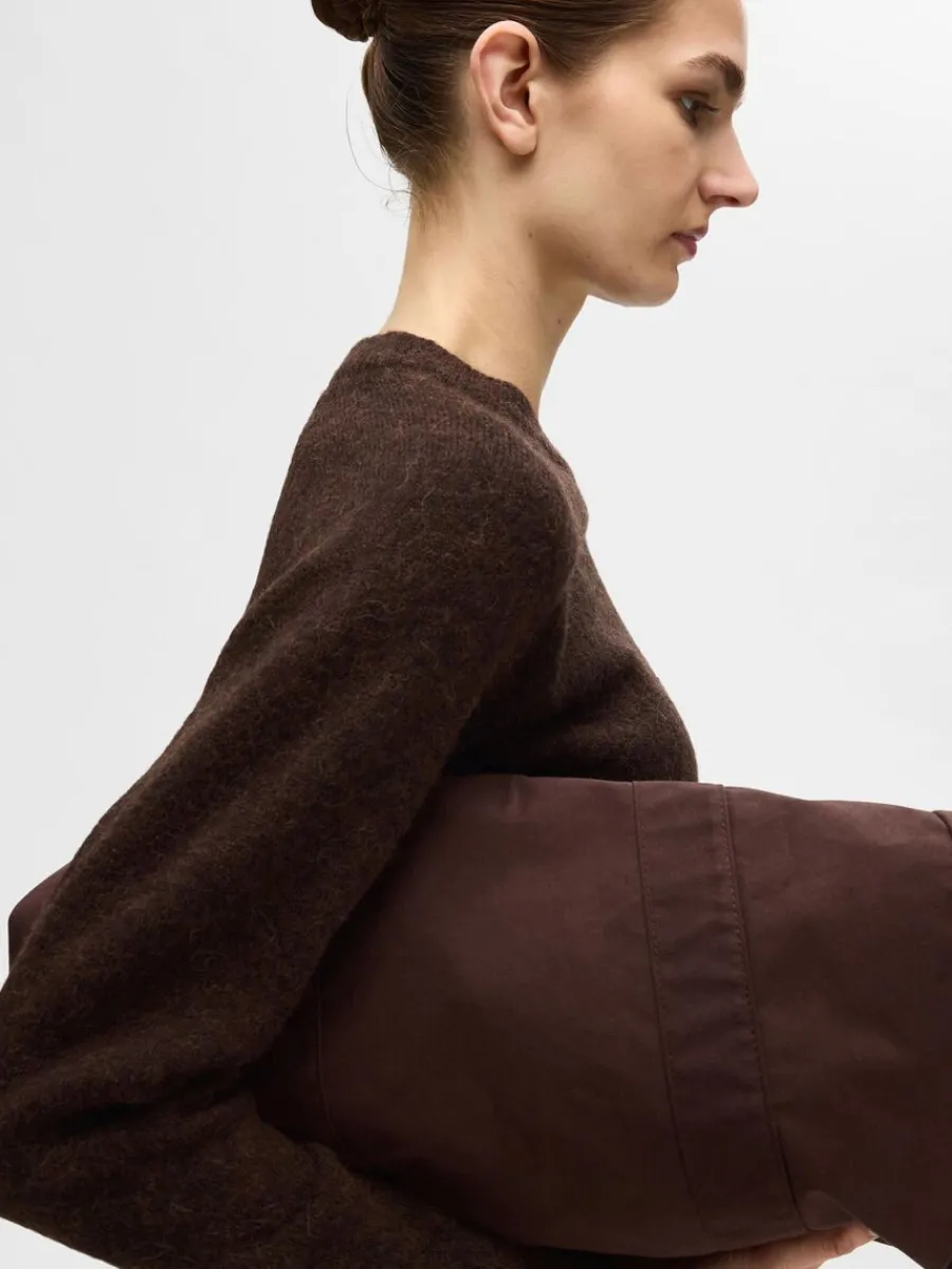 lngrmad_stickad_trja_2-7.webp SELECTED LÅNGÄRMAD STICKAD TRÖJA Brown Sale