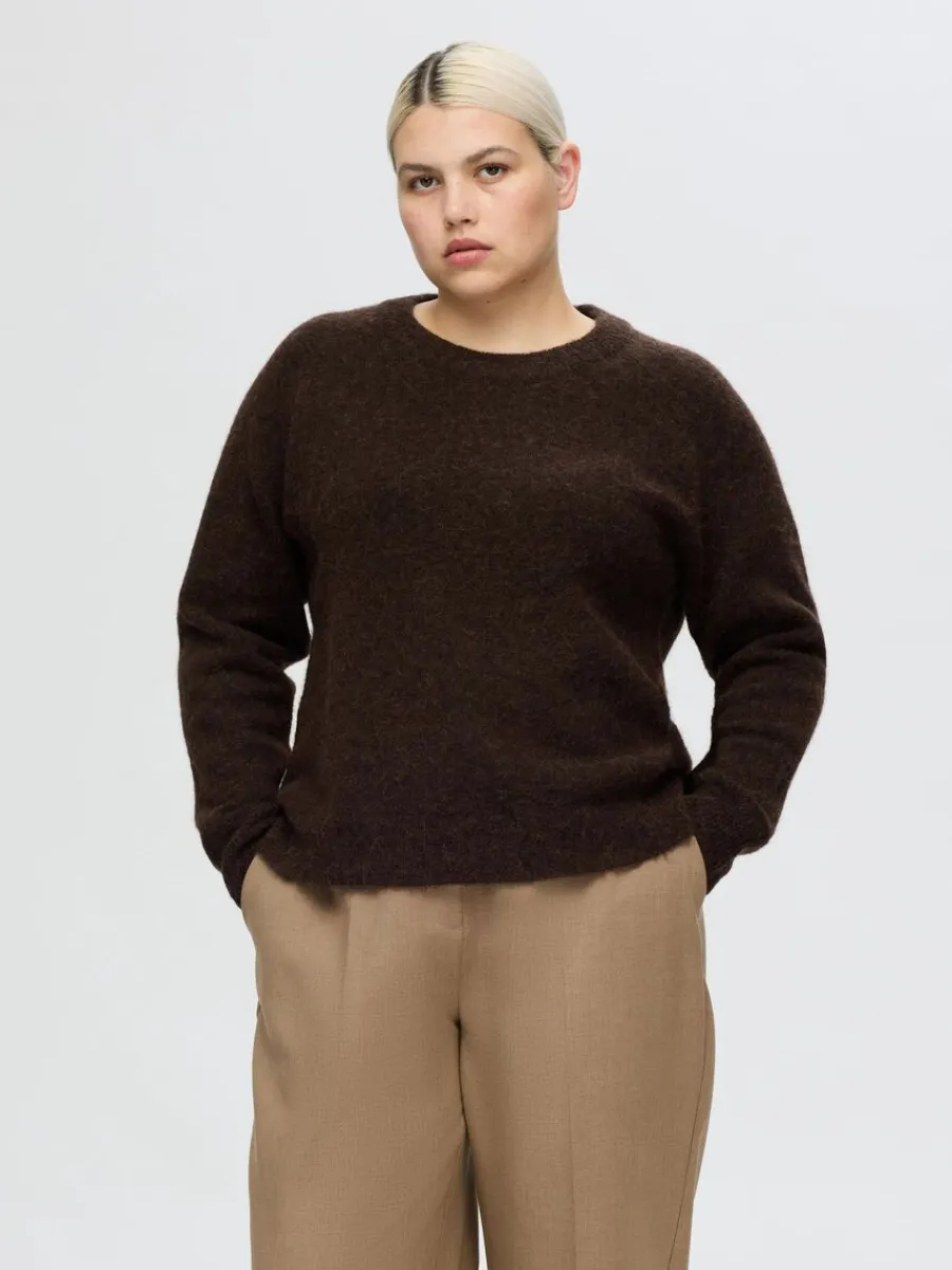 lngrmad_stickad_trja_6-1.webp SELECTED LÅNGÄRMAD STICKAD TRÖJA Brown Sale