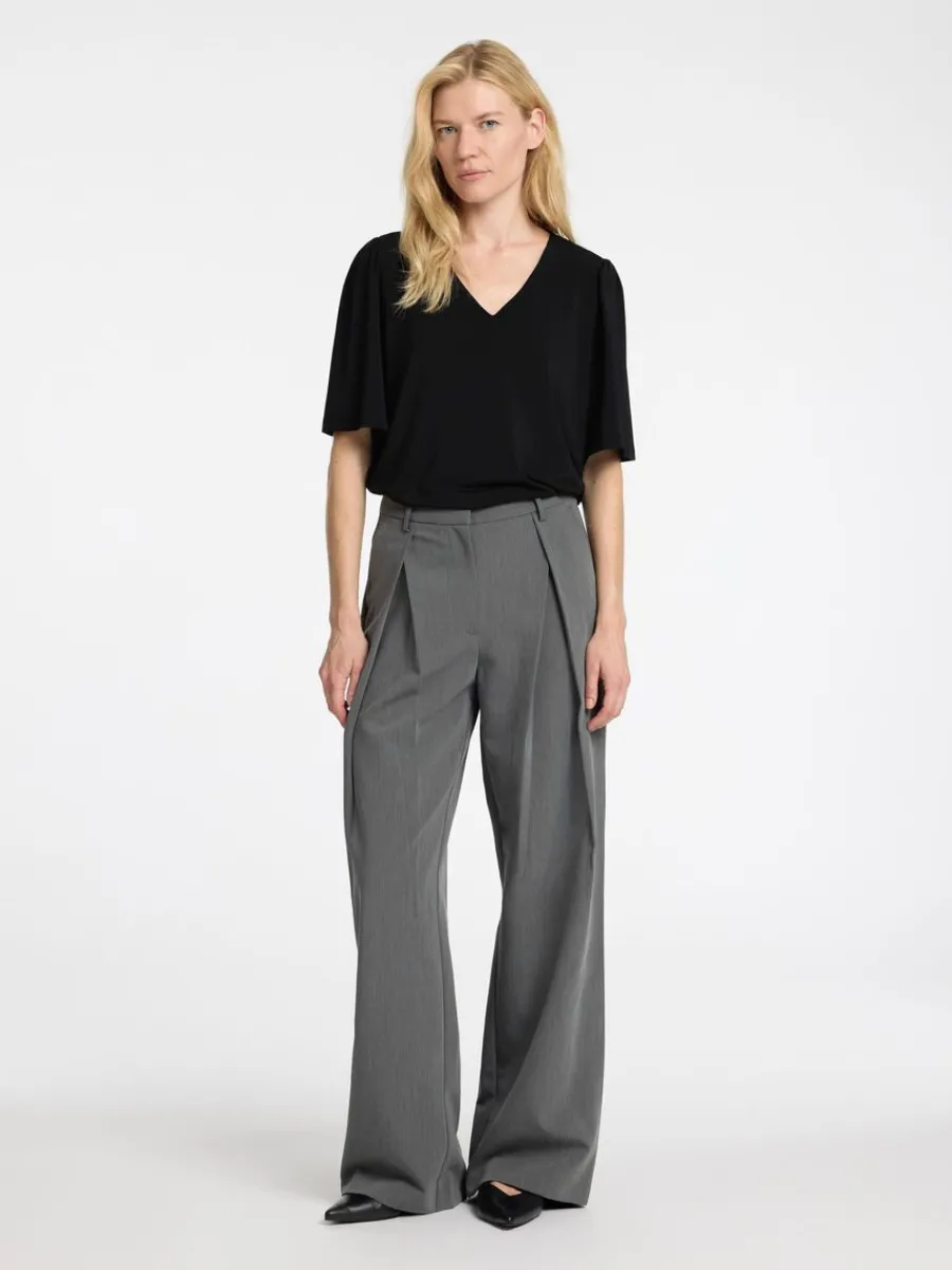 loose_fit_vringad_topp_1.webp SELECTED LOOSE FIT V-RINGAD TOPP Black Store