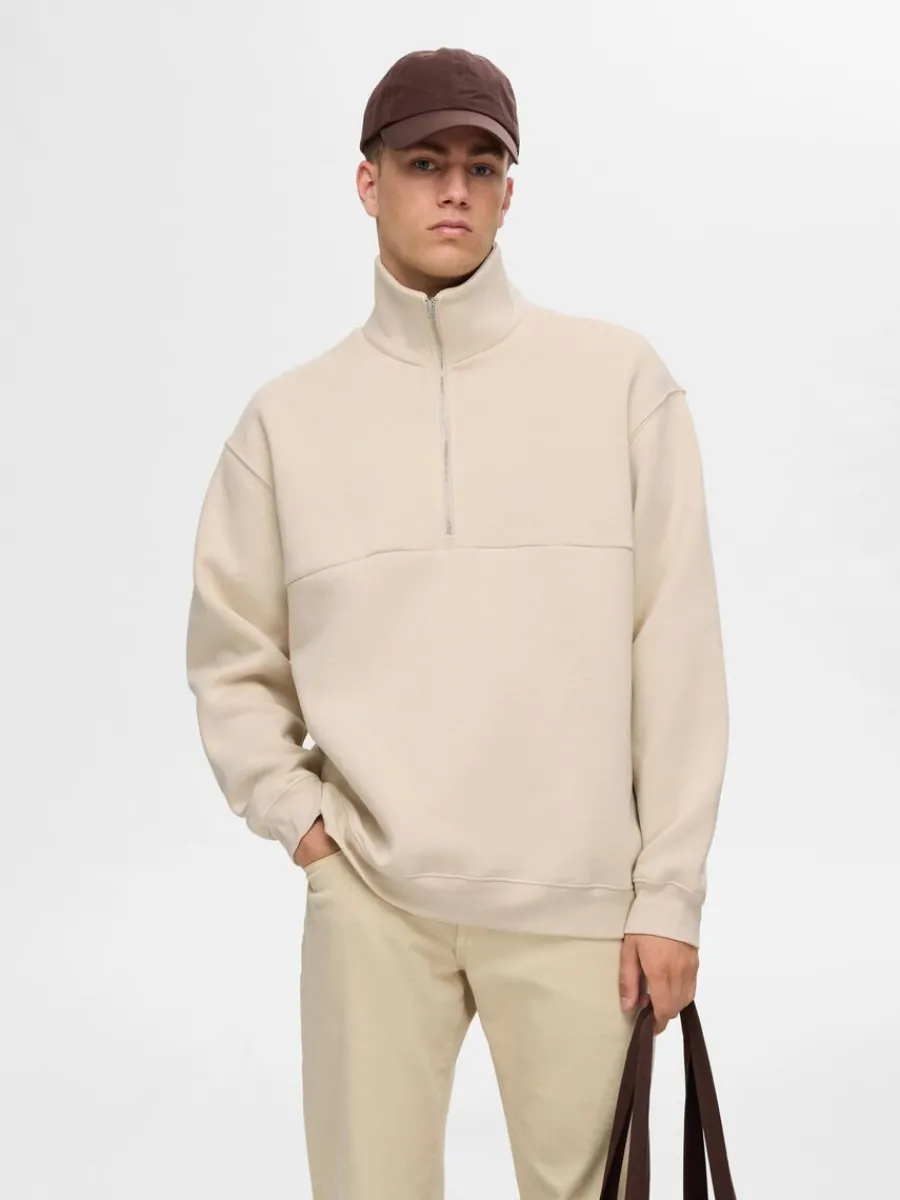 ls_passform_blixtlsfrsedd_0.webp SELECTED LÖS PASSFORM BLIXTLÅSFÖRSEDD SWEATSHIRT Beige Shop