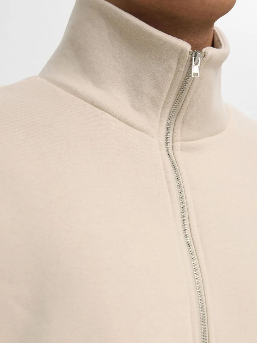 ls_passform_blixtlsfrsedd_5.webp SELECTED LÖS PASSFORM BLIXTLÅSFÖRSEDD SWEATSHIRT Beige Shop