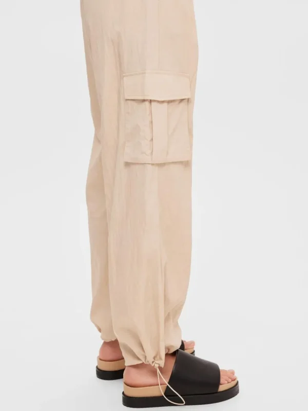 SELECTED LÖS PASSFORM FALLSKÄRMSBYXOR Beige Clearance