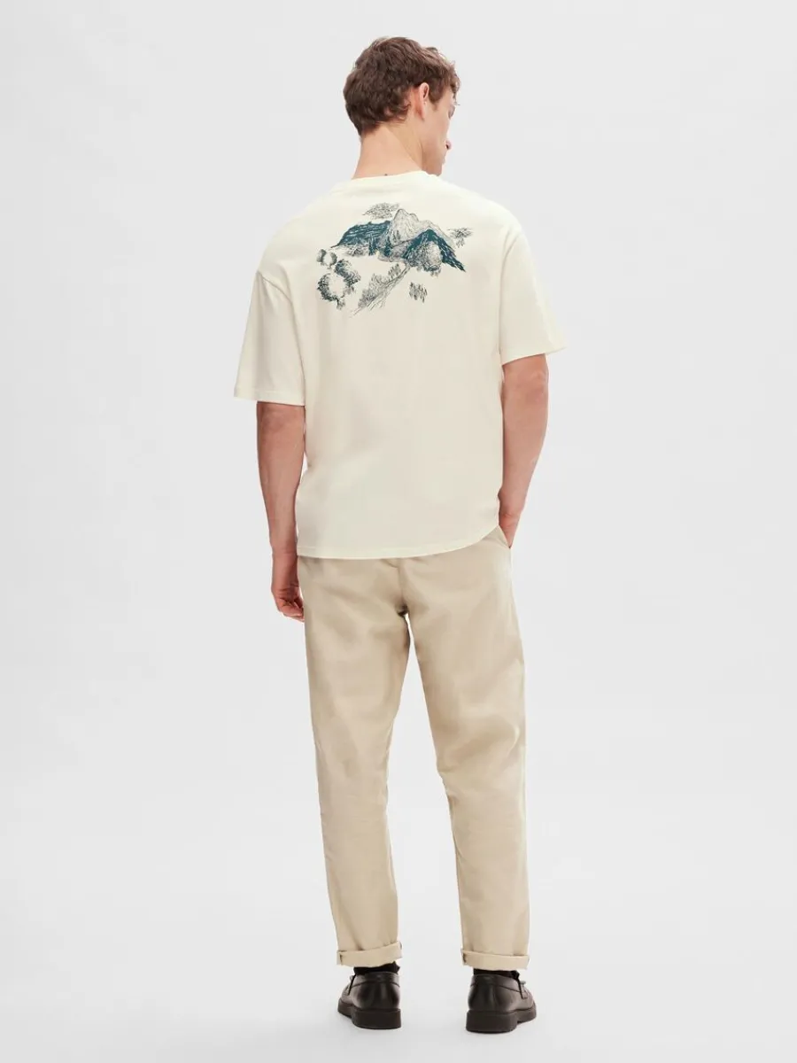 ls_passform_med_tryck_bak_4.webp SELECTED LÖS PASSFORM MED TRYCK BAKTILL T-SHIRT White Cheap