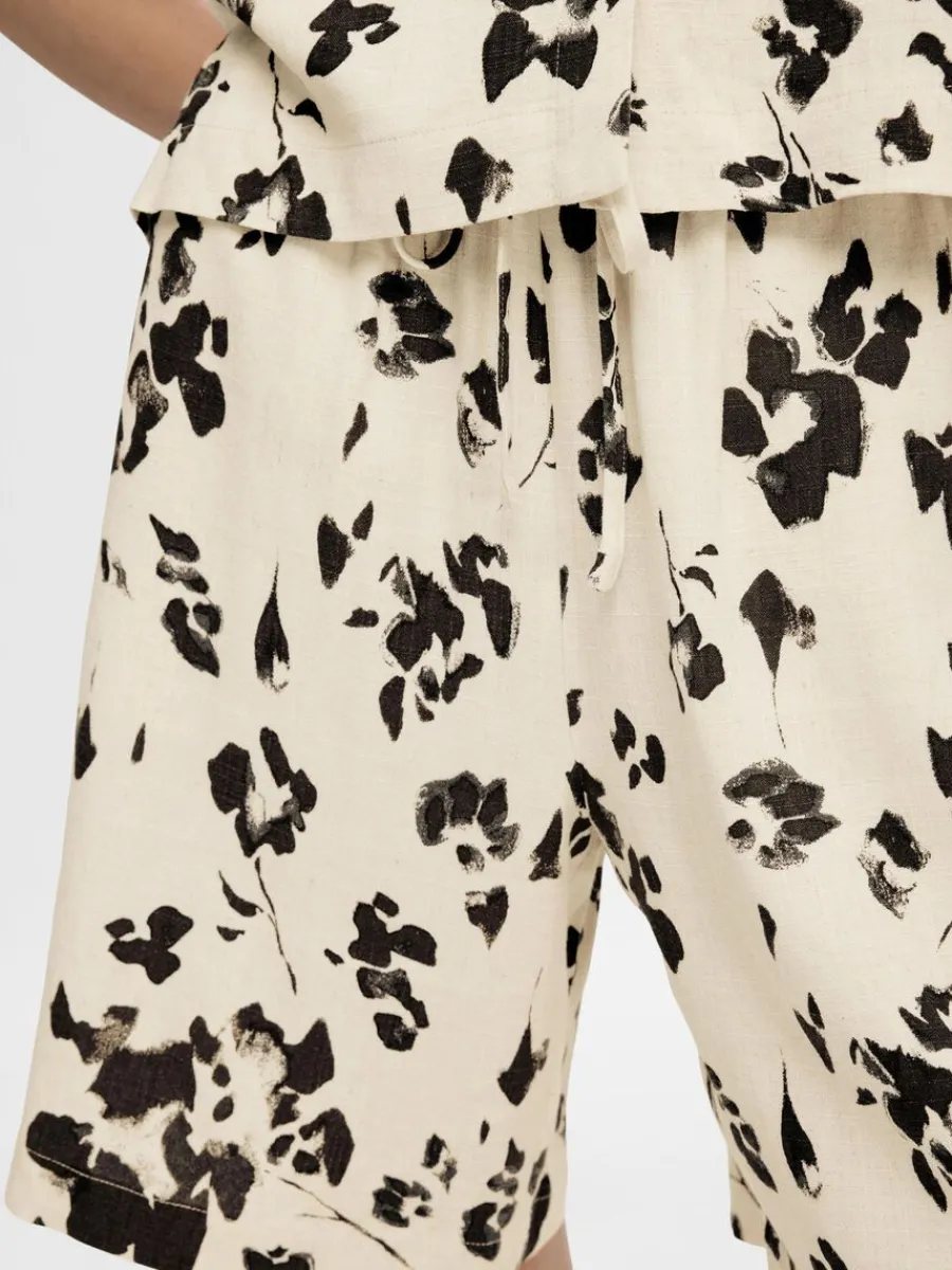 ls_passform_med_tryck_sho_4.webp SELECTED LÖS PASSFORM MED TRYCK SHORTS Beige Outlet