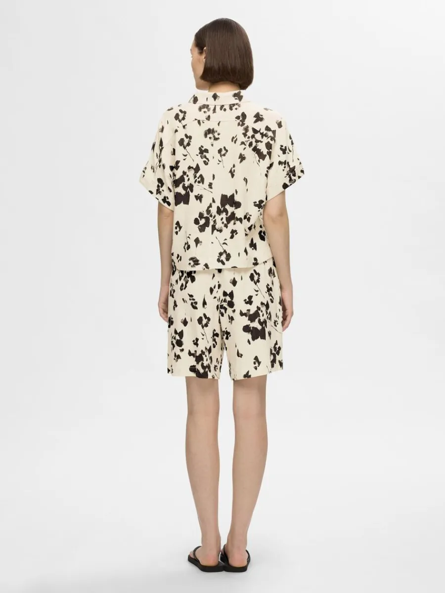 ls_passform_med_tryck_sho_5.webp SELECTED LÖS PASSFORM MED TRYCK SHORTS Beige Outlet