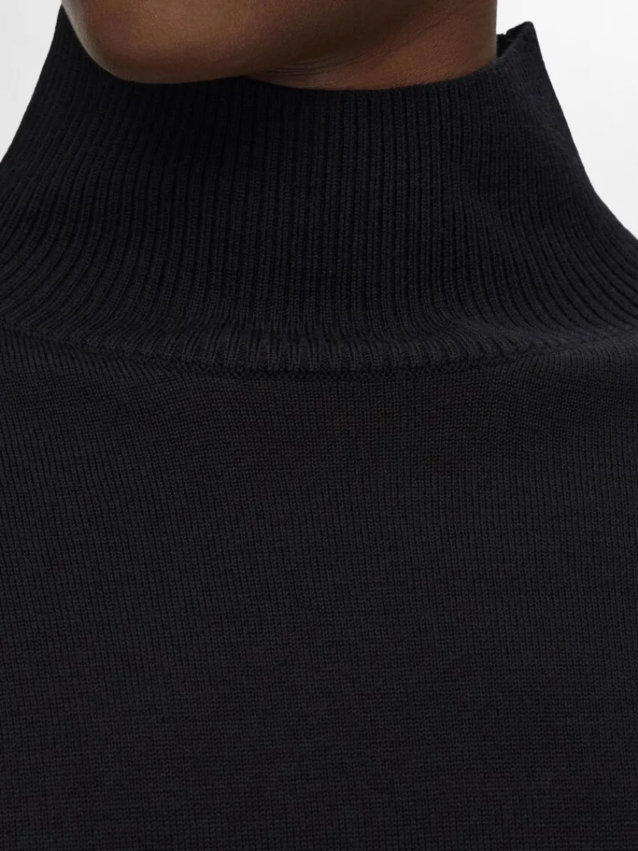 merinoull_trja_med_hg_ha_3.webp SELECTED 100% MERINOULL TRÖJA MED HÖG HALS Black Fashion