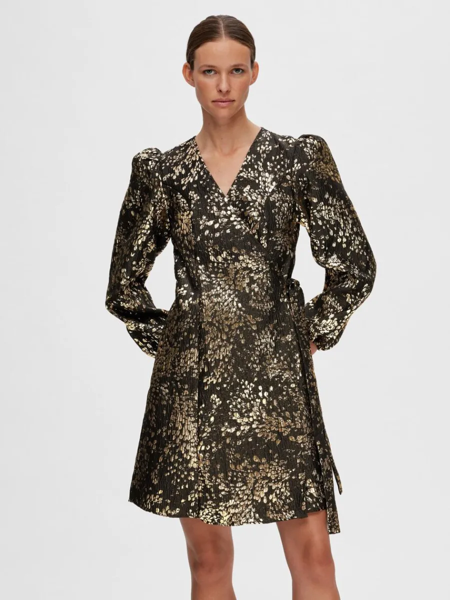 metallisk_jacquard_kort_k_0.webp SELECTED METALLISK JACQUARD KORT KLÄNNING Gold Fashion