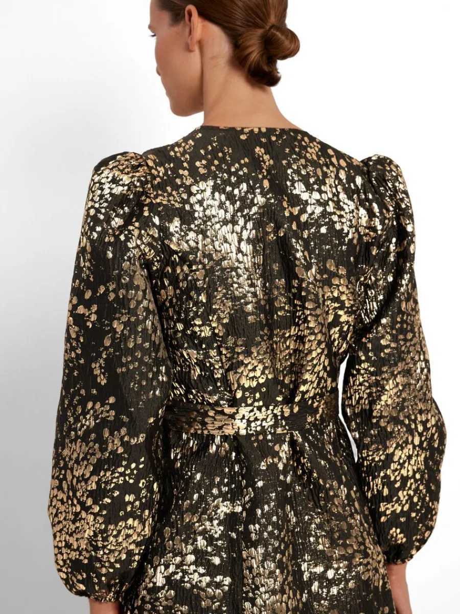 metallisk_jacquard_kort_k_2.webp SELECTED METALLISK JACQUARD KORT KLÄNNING Gold Fashion