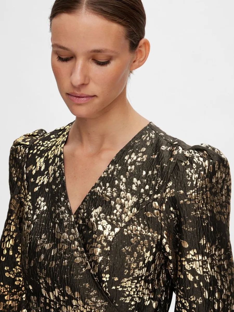 metallisk_jacquard_kort_k_3.webp SELECTED METALLISK JACQUARD KORT KLÄNNING Gold Fashion