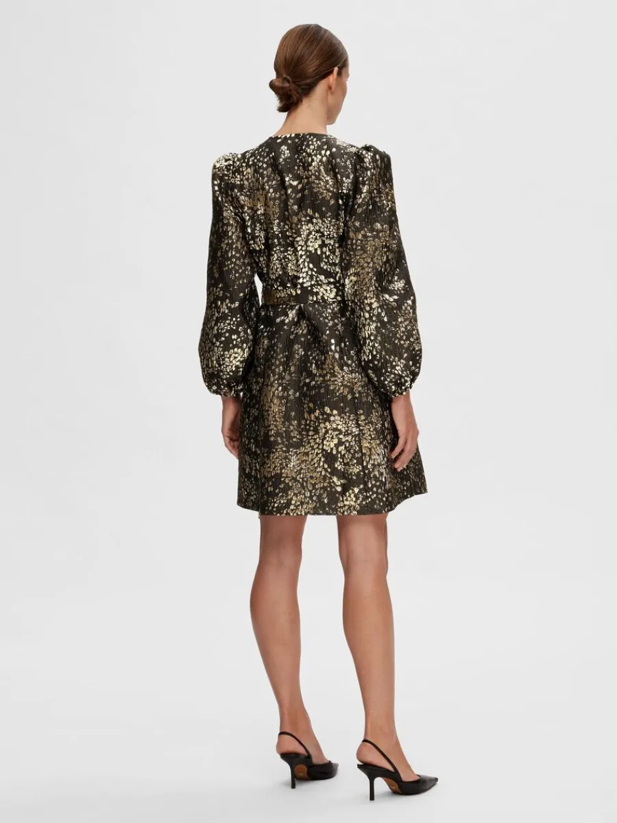 metallisk_jacquard_kort_k_4.webp SELECTED METALLISK JACQUARD KORT KLÄNNING Gold Fashion