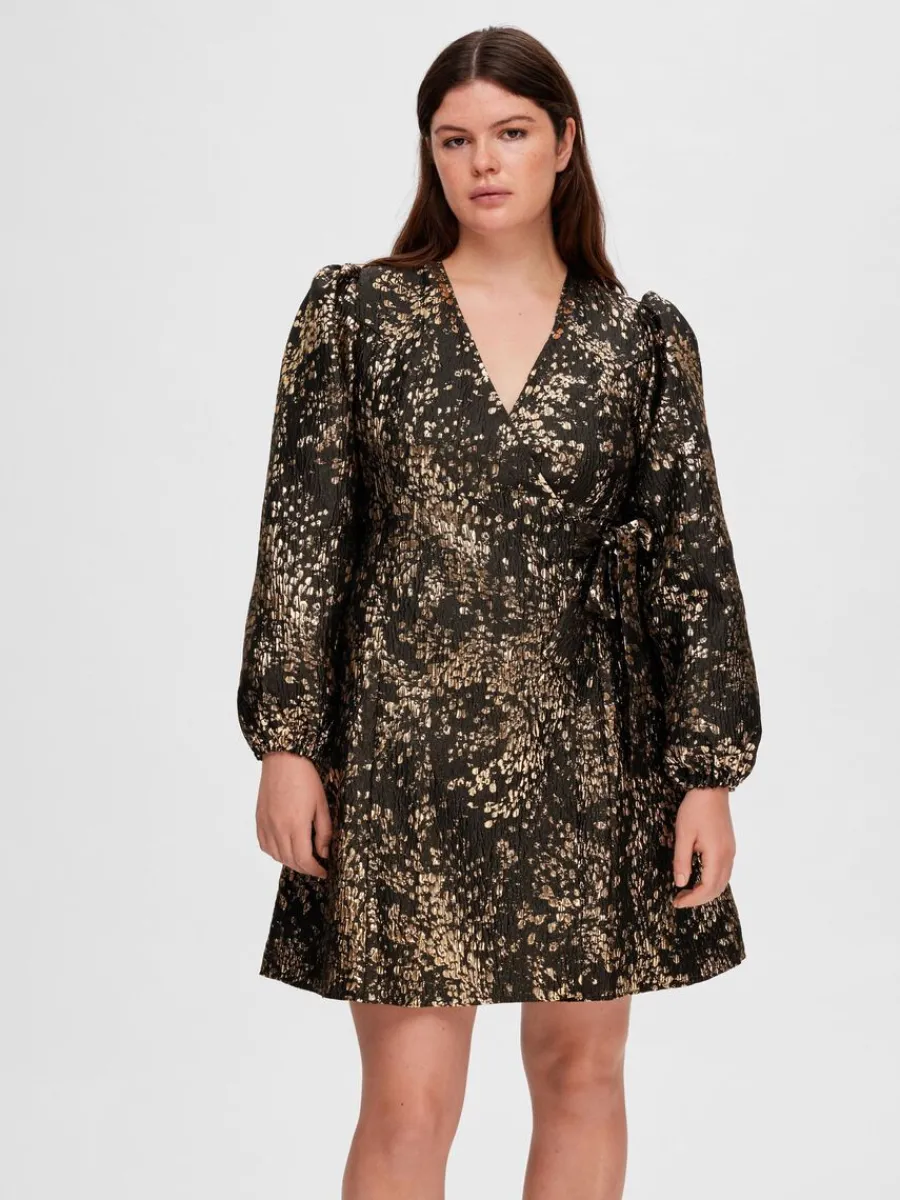 metallisk_jacquard_kort_k_6.webp SELECTED METALLISK JACQUARD KORT KLÄNNING Gold Fashion