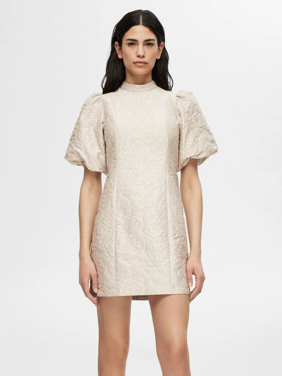 mnstrad_kort_klnning_0.webp SELECTED MÖNSTRAD KORT KLÄNNING Beige Sale