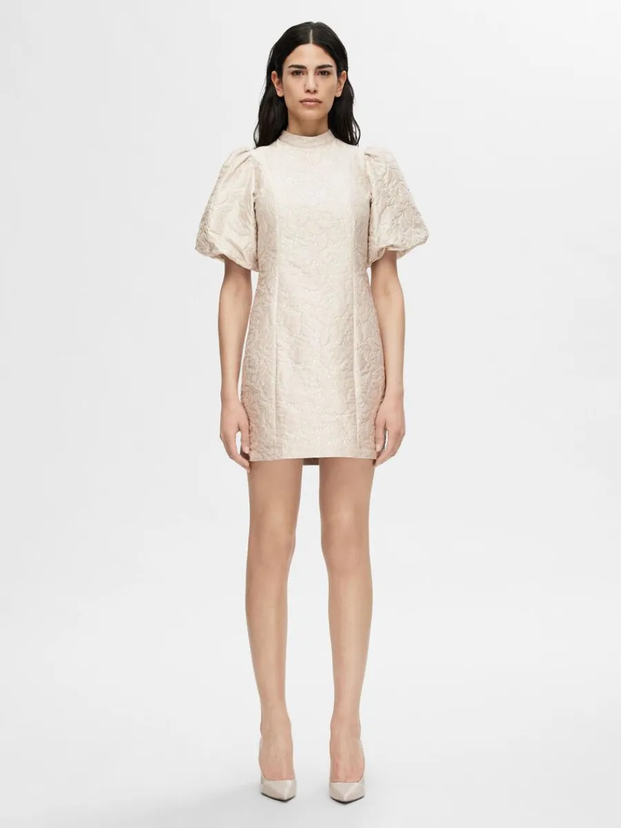 mnstrad_kort_klnning_1.webp SELECTED MÖNSTRAD KORT KLÄNNING Beige Sale