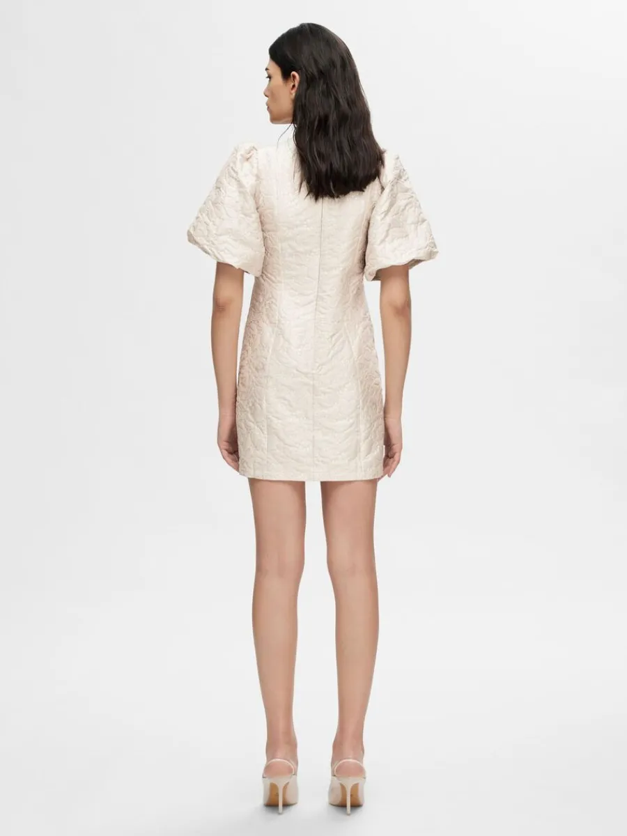mnstrad_kort_klnning_4.webp SELECTED MÖNSTRAD KORT KLÄNNING Beige Sale