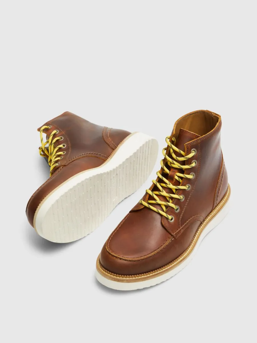 moctoe_lderboots_3.webp SELECTED MOC-TOE LÄDERBOOTS Brown Hot