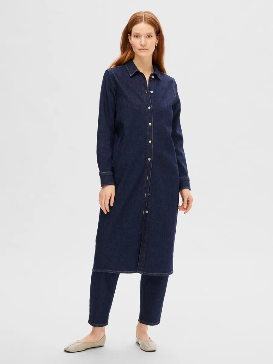 mrkbl_denim_midiklnning_0.webp SELECTED MÖRKBLÅ DENIM MIDIKLÄNNING Blue Best
