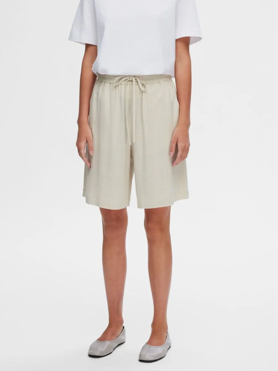 normal_midja_shorts_1.webp SELECTED NORMAL MIDJA SHORTS Beige New