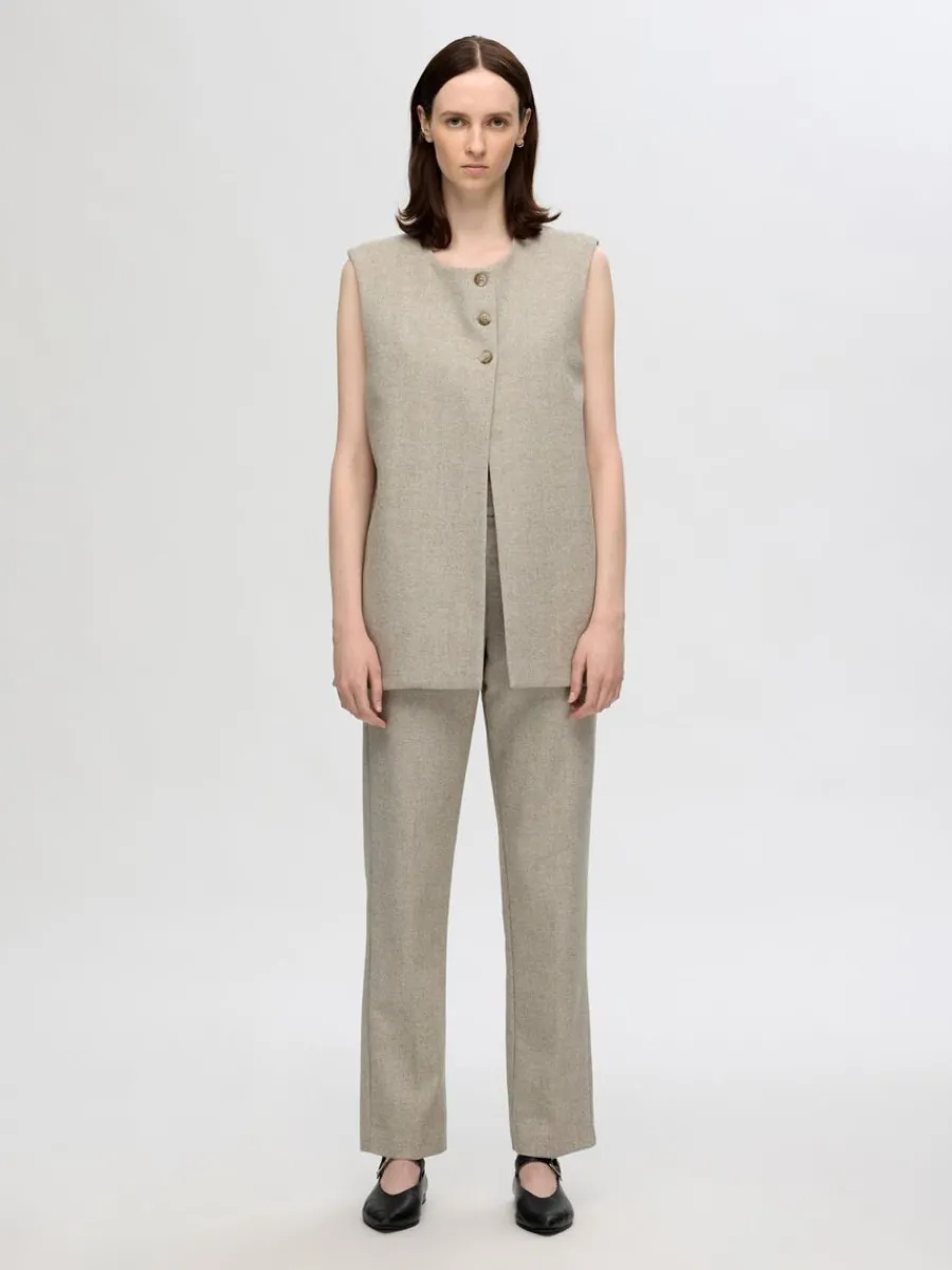 normalhga_raka_byxor_1.webp SELECTED NORMALHÖGA RAKA BYXOR Beige New