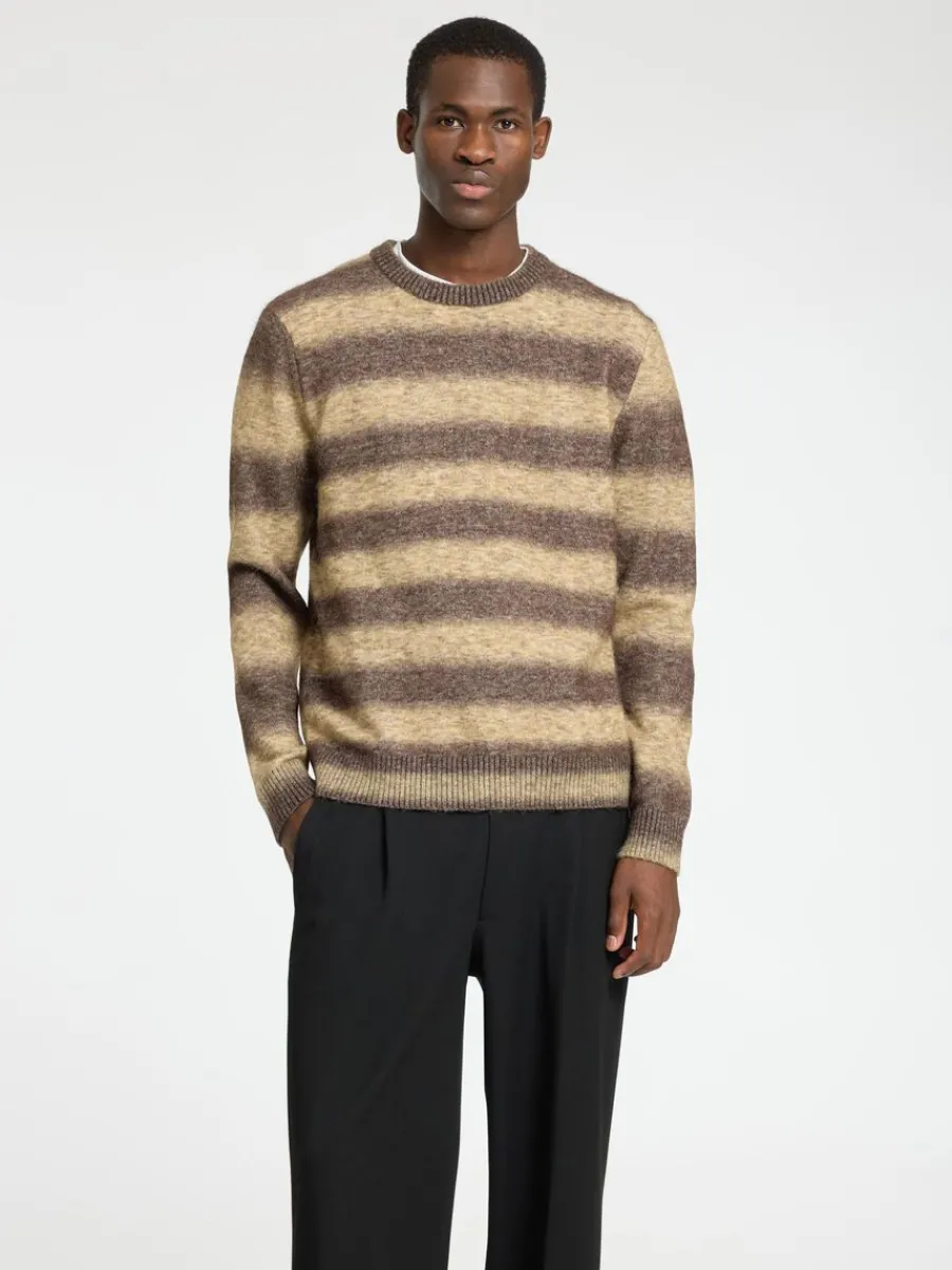 ombrerandig_rundringad_tr_0.webp SELECTED OMBRE-RANDIG RUNDRINGAD TRÖJA Brown Discount