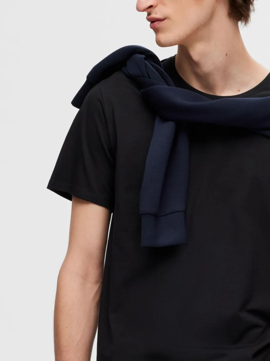 pack_bomull_tshirt_3-2.webp SELECTED 3-PACK BOMULL T-SHIRT Black Sale