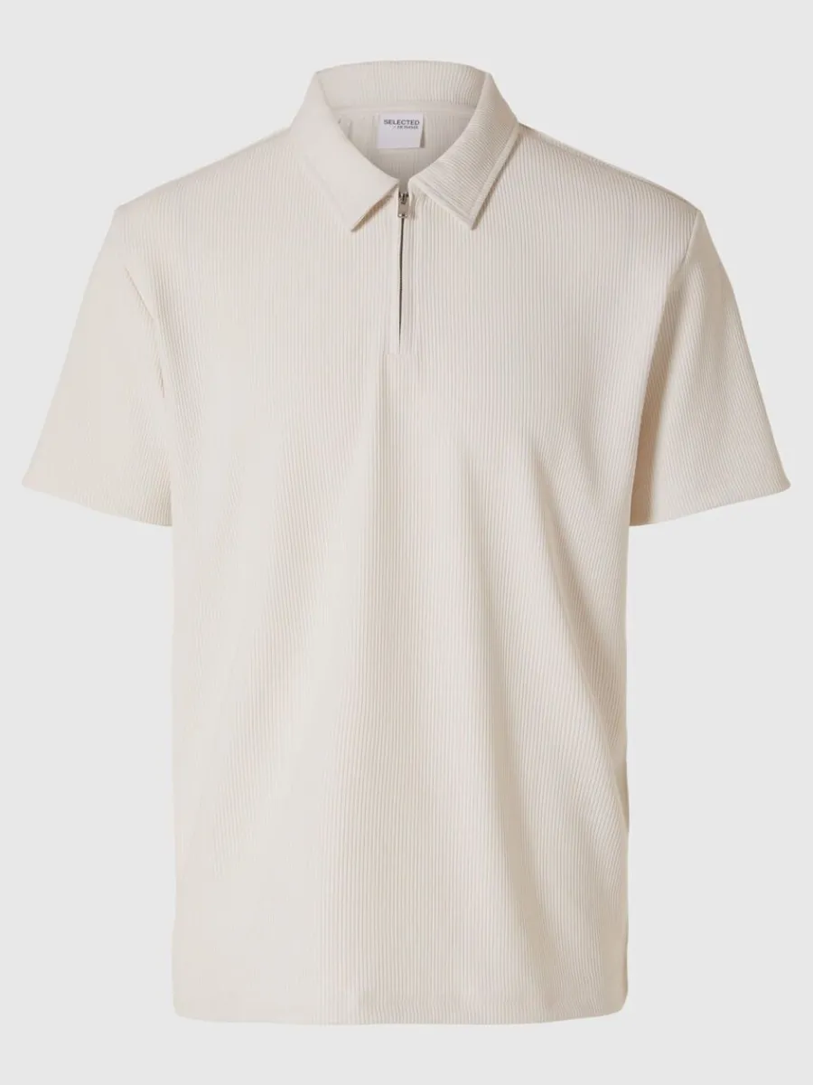 pliss_och_halvlngt_blixtl_3.webp SELECTED PLISSÉ OCH HALVLÅNGT BLIXTLÅS PIKÉTRÖJA Beige Fashion