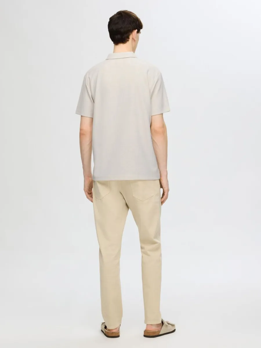 pliss_och_halvlngt_blixtl_5.webp SELECTED PLISSÉ OCH HALVLÅNGT BLIXTLÅS PIKÉTRÖJA Beige Fashion