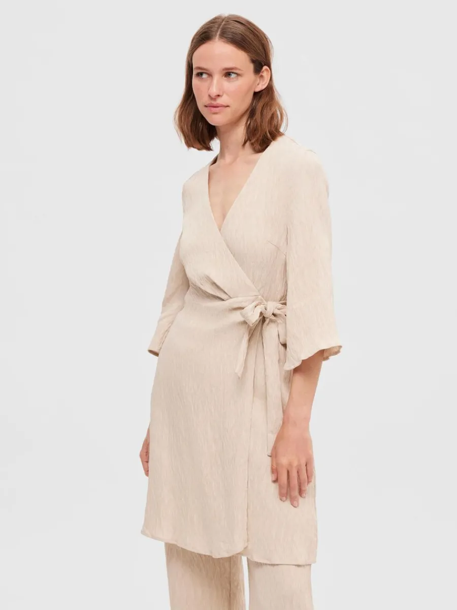 pliss_omlottklnning_0.webp SELECTED PLISSÉ OMLOTTKLÄNNING Beige New