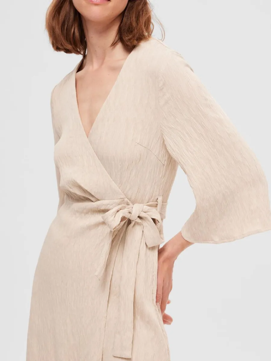 pliss_omlottklnning_3.webp SELECTED PLISSÉ OMLOTTKLÄNNING Beige New