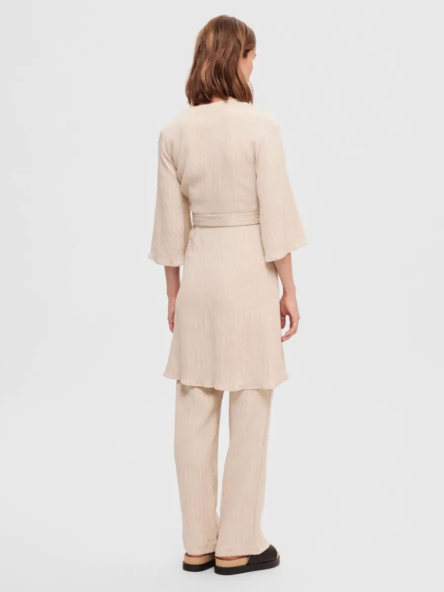 pliss_omlottklnning_4.webp SELECTED PLISSÉ OMLOTTKLÄNNING Beige New