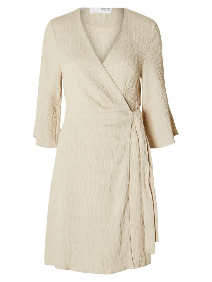 pliss_omlottklnning_5.webp SELECTED PLISSÉ OMLOTTKLÄNNING Beige New