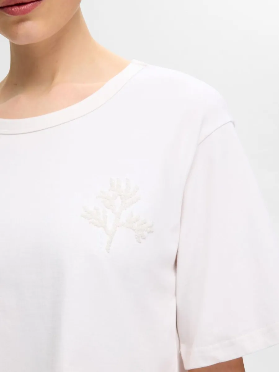 prlbroderi_tshirt_2.webp SELECTED PÄRLBRODERI T-SHIRT White Clearance