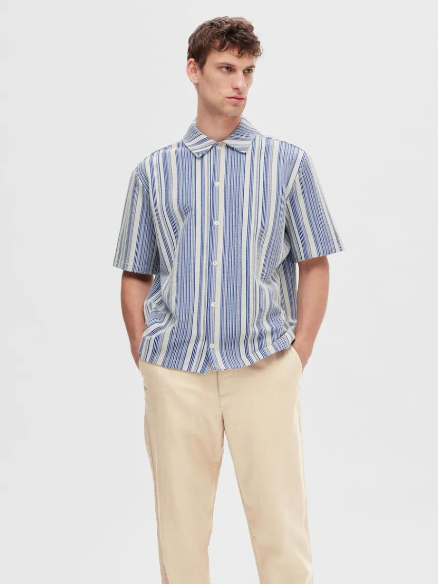 randig_kortrmad_skjorta_0-2.webp SELECTED RANDIG KORTÄRMAD SKJORTA Blue Fashion