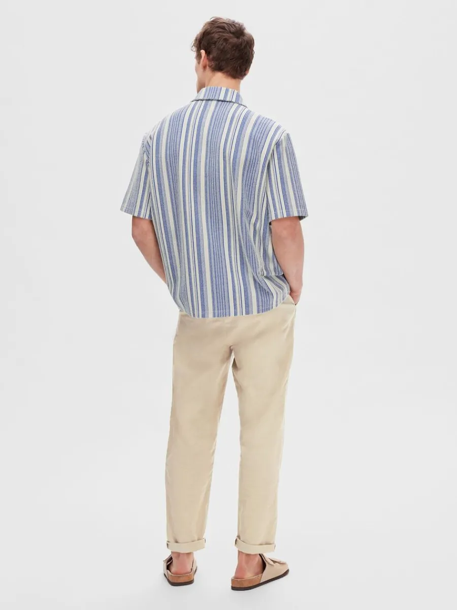 randig_kortrmad_skjorta_1-2.webp SELECTED RANDIG KORTÄRMAD SKJORTA Blue Fashion