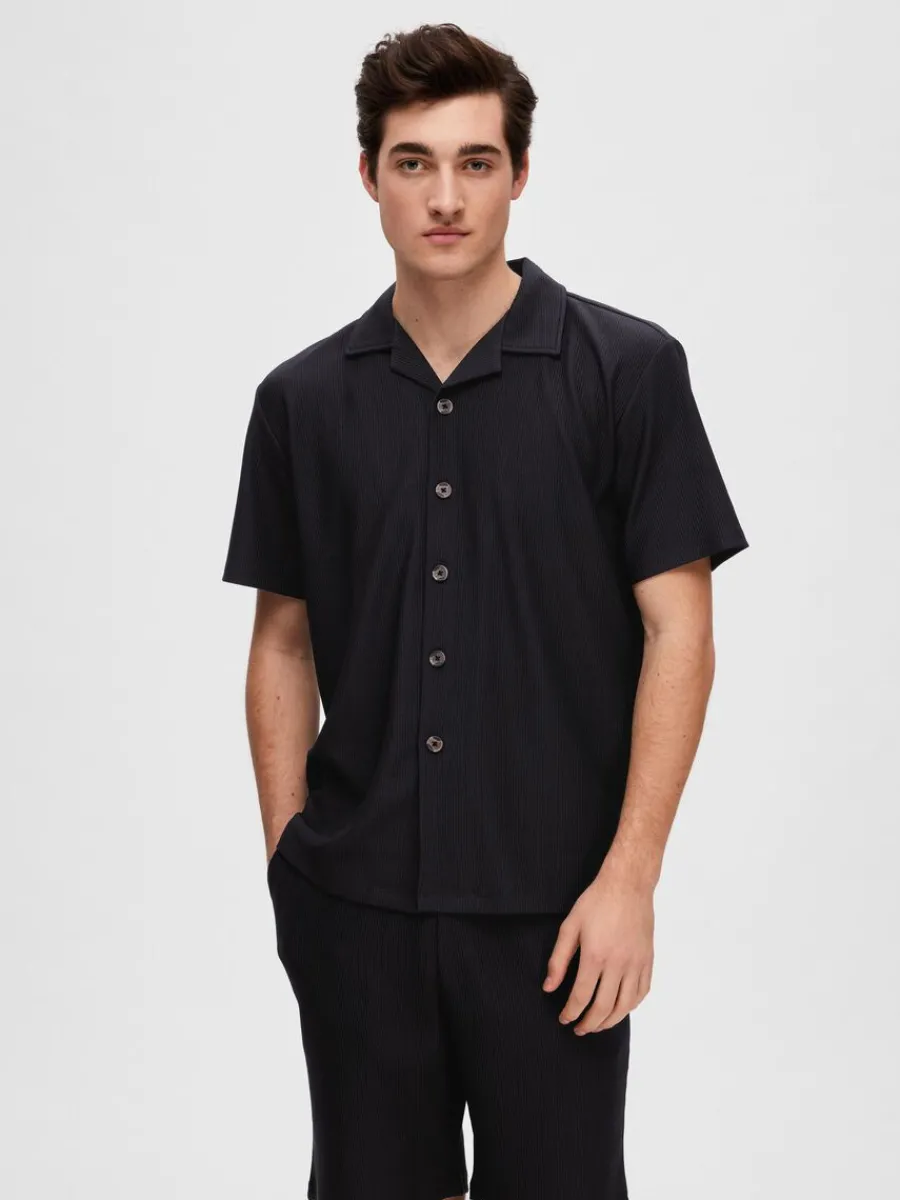 ribbad_cuban_collar_kortr_0-3.webp SELECTED RIBBAD CUBAN COLLAR KORTÄRMAD SKJORTA Black Outlet
