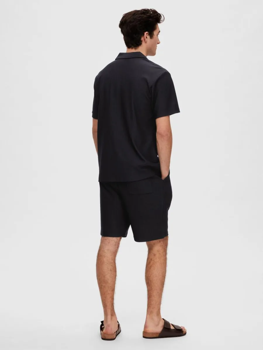 ribbad_cuban_collar_kortr_5-3.webp SELECTED RIBBAD CUBAN COLLAR KORTÄRMAD SKJORTA Black Outlet