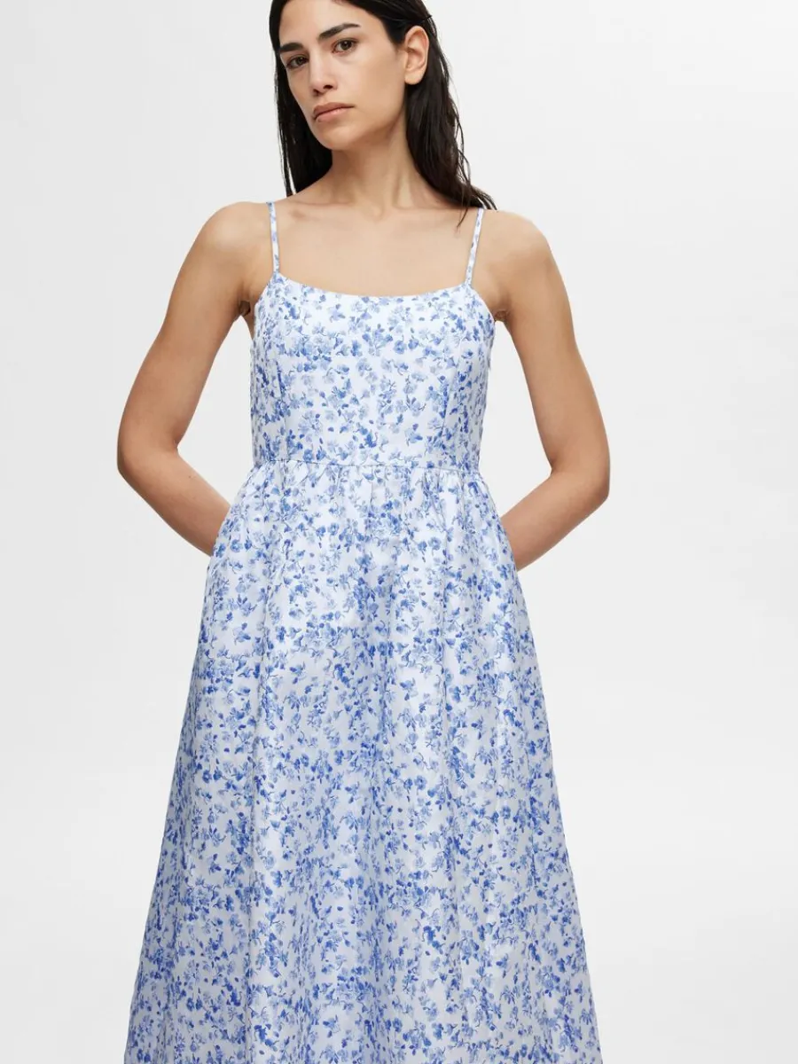 rmls_blomstertryck_midikl_2.webp SELECTED ÄRMLÖS BLOMSTERTRYCK MIDIKLÄNNING Blue Shop