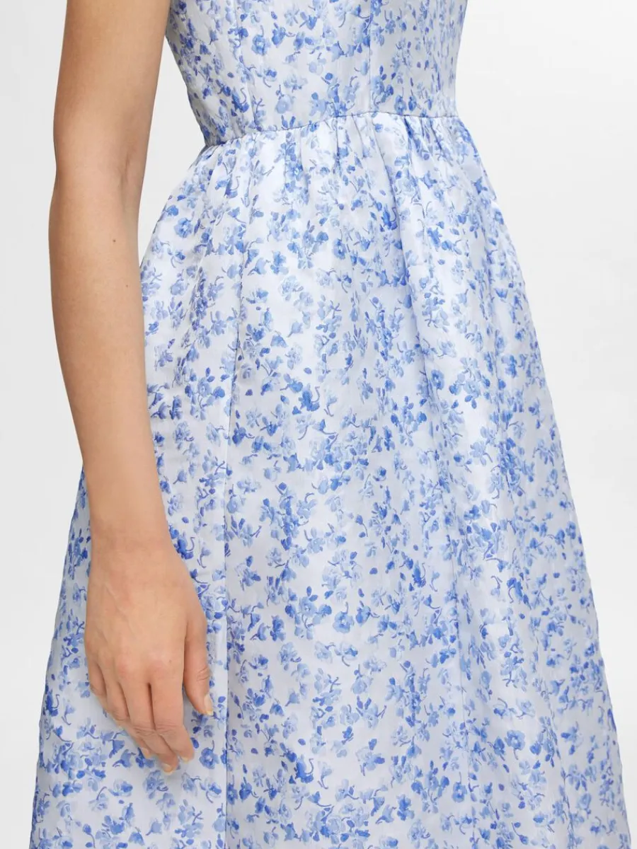 rmls_blomstertryck_midikl_3.webp SELECTED ÄRMLÖS BLOMSTERTRYCK MIDIKLÄNNING Blue Shop