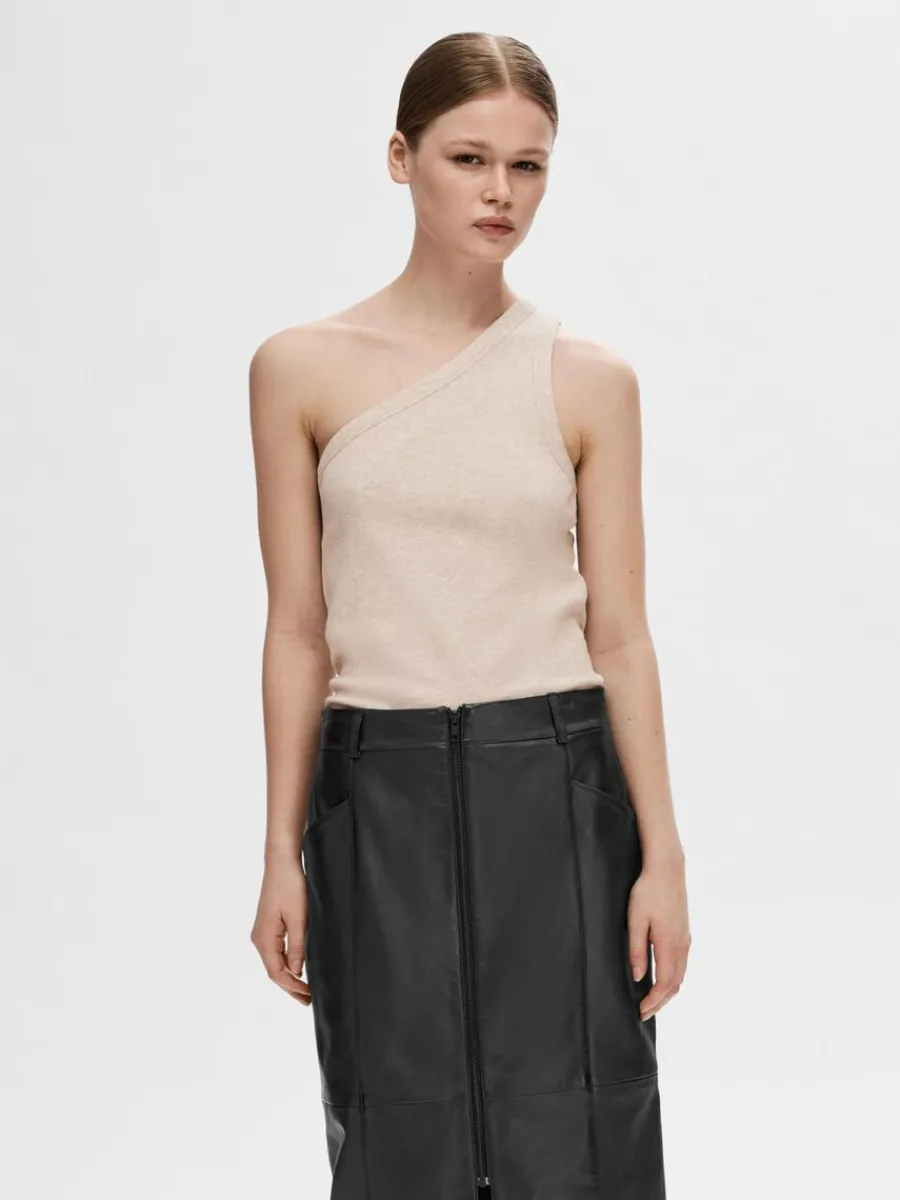 rmls_enaxlad_topp_0.webp SELECTED ÄRMLÖS ENAXLAD TOPP Beige Clearance