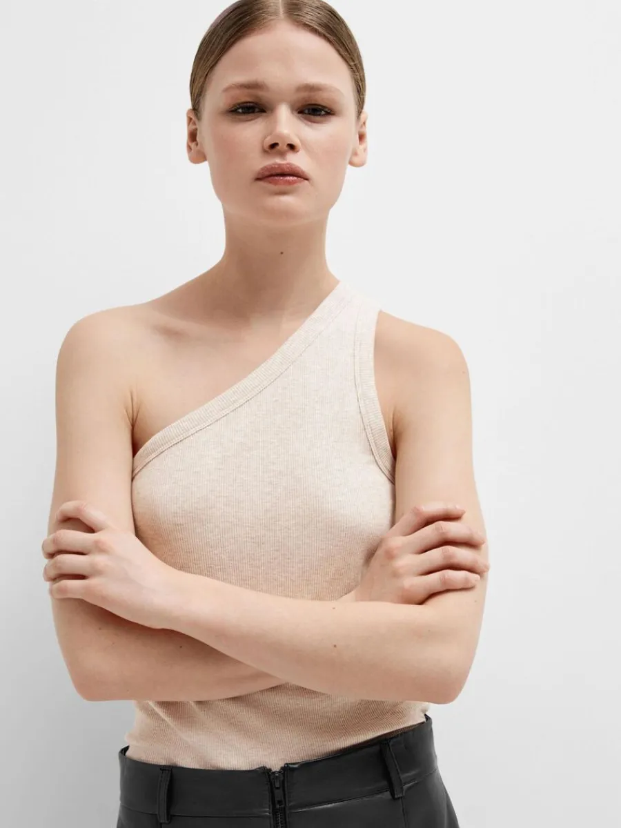 rmls_enaxlad_topp_2.webp SELECTED ÄRMLÖS ENAXLAD TOPP Beige Clearance