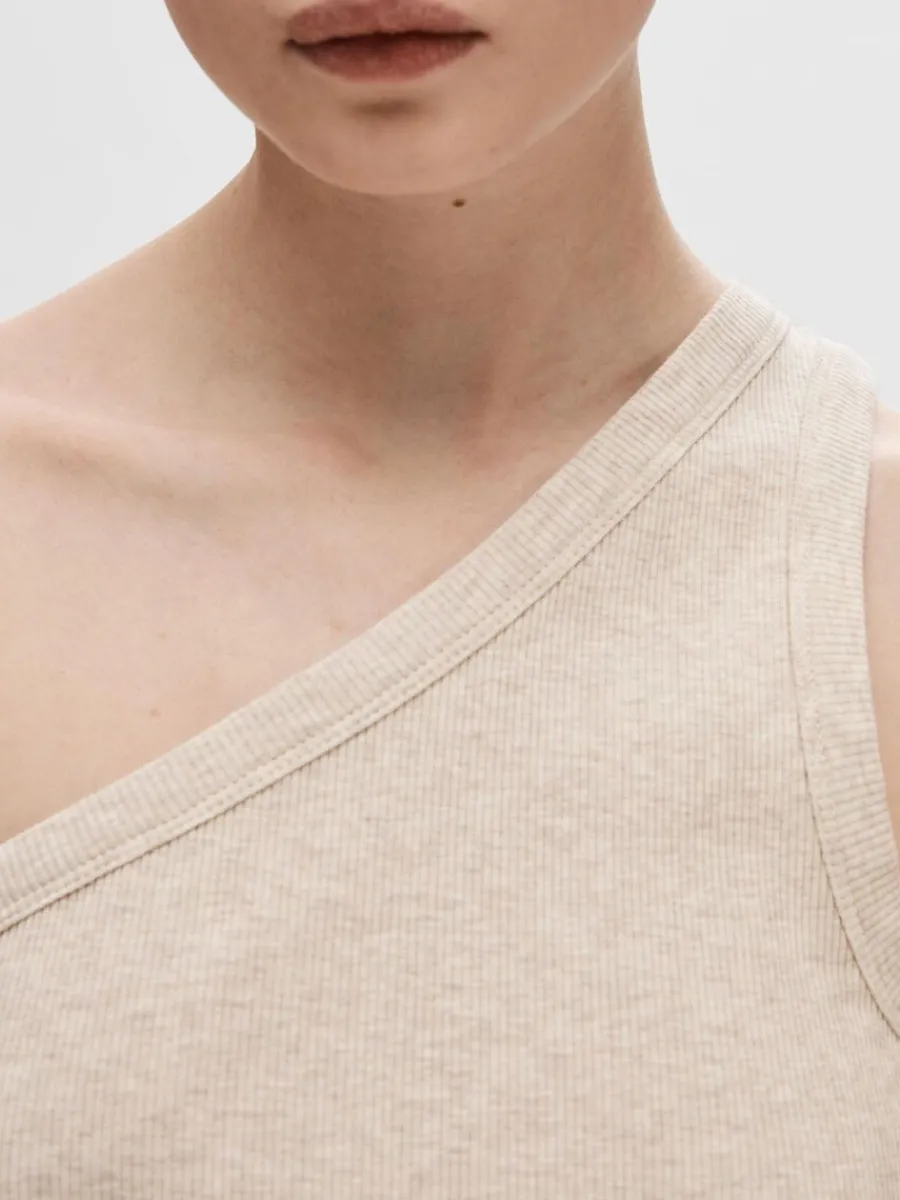 rmls_enaxlad_topp_3.webp SELECTED ÄRMLÖS ENAXLAD TOPP Beige Clearance