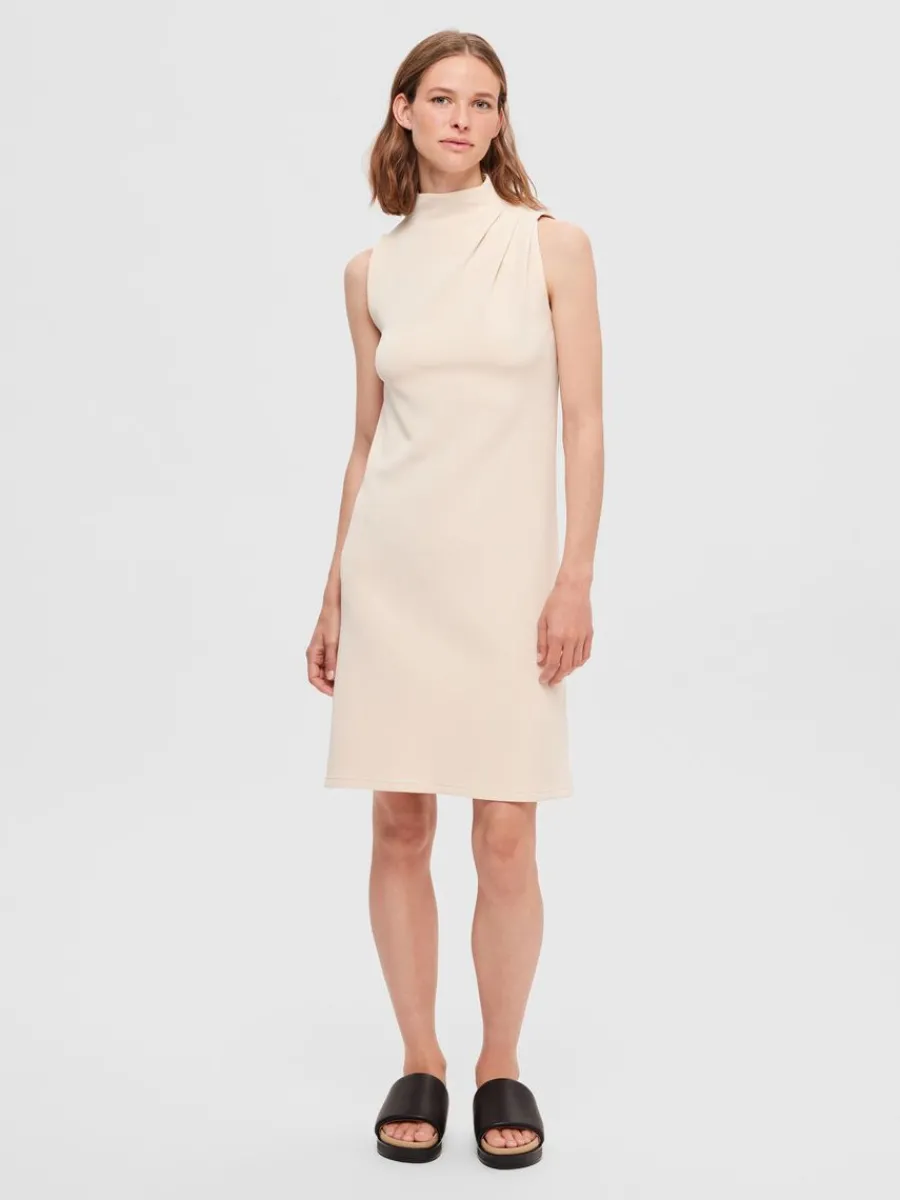 rmls_kort_klnning_1-1.webp SELECTED ÄRMLÖS KORT KLÄNNING Beige Shop