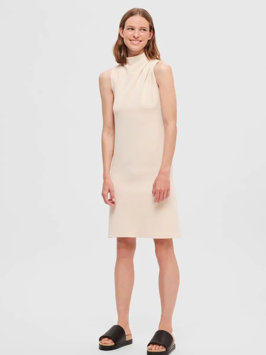 rmls_kort_klnning_2-1.webp SELECTED ÄRMLÖS KORT KLÄNNING Beige Shop