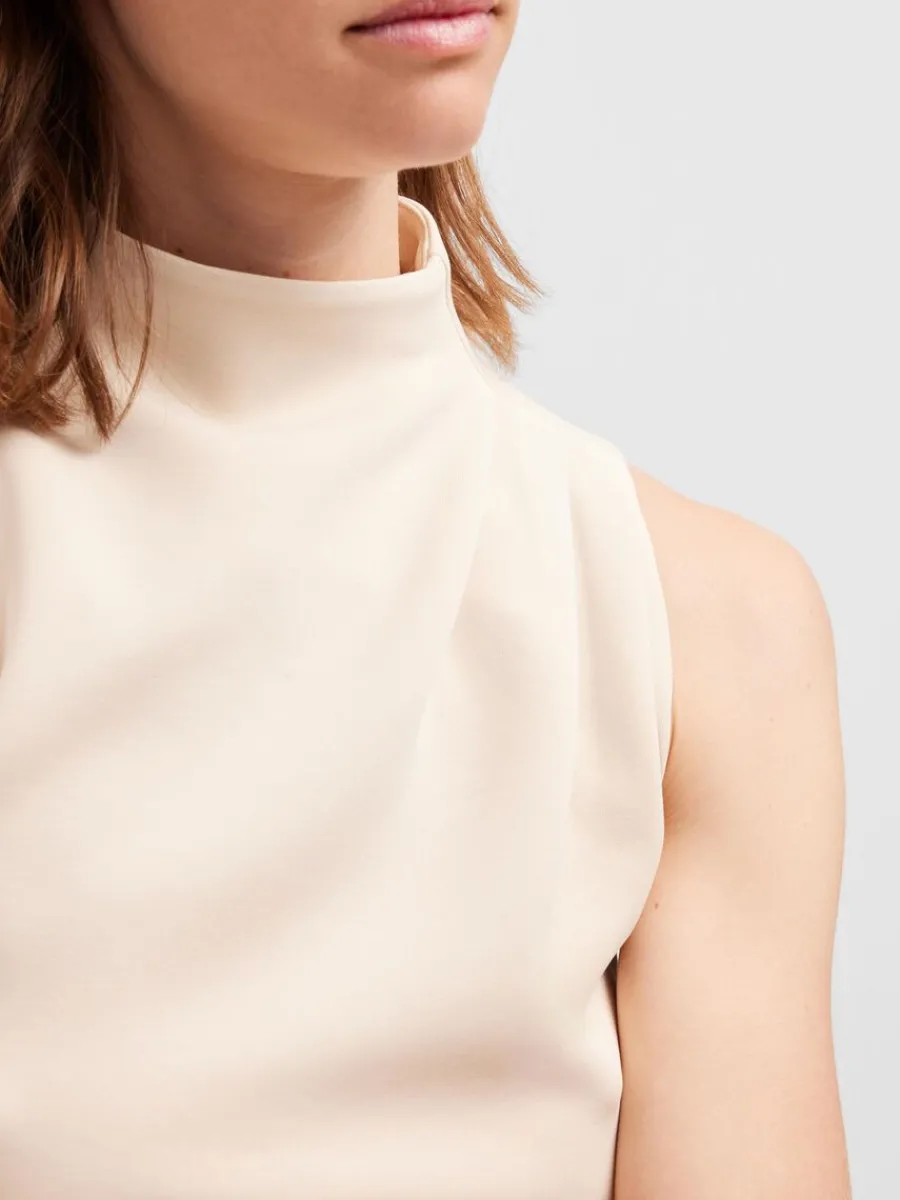 rmls_kort_klnning_3-1.webp SELECTED ÄRMLÖS KORT KLÄNNING Beige Shop