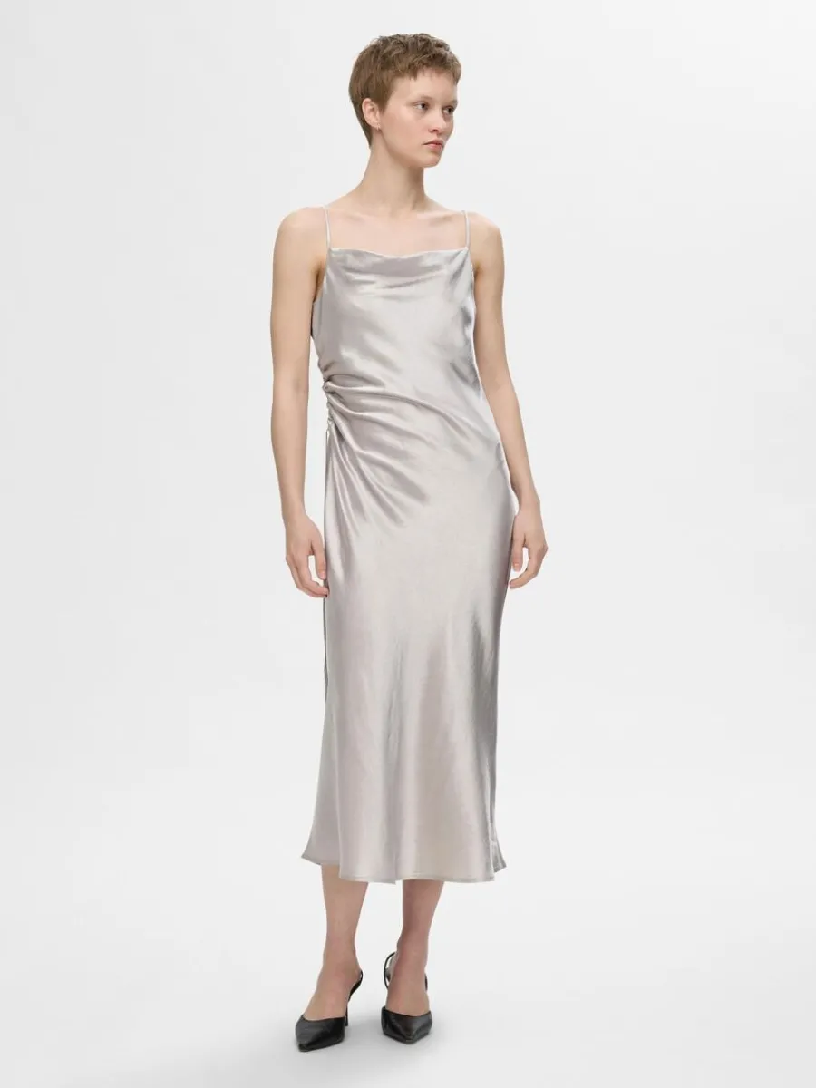 rmls_satin_midiklnning_0.webp SELECTED ÄRMLÖS SATIN MIDIKLÄNNING Silver Best